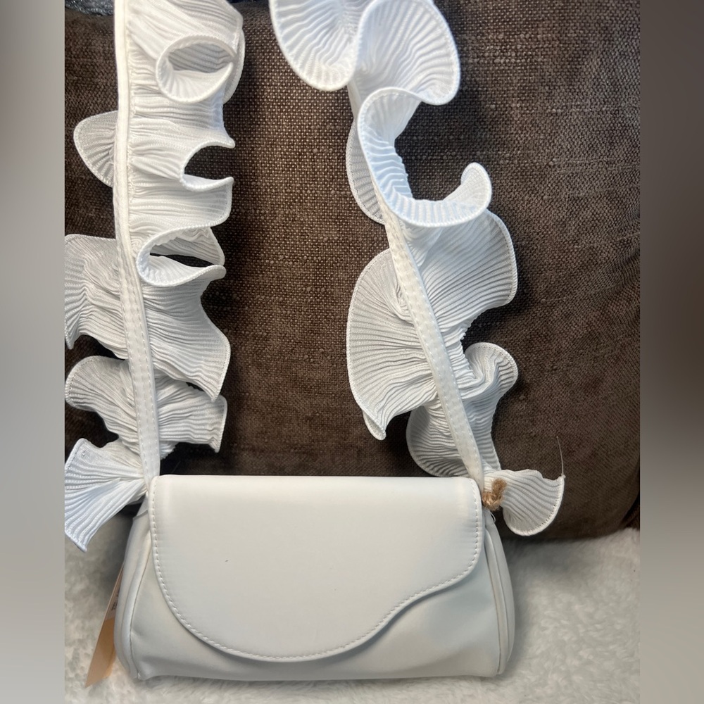 Jewel Badgley Mischka
Woman's Sophia Ruffle Me Pouch Clutch